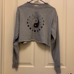 Cropped zodiac crew neck.